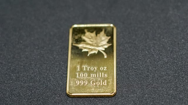 Photo of a 1 ounce gold bar