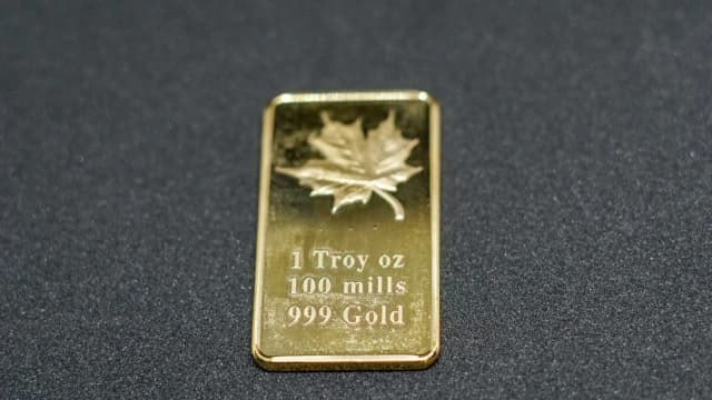 Photo of a 1 ounce gold bar